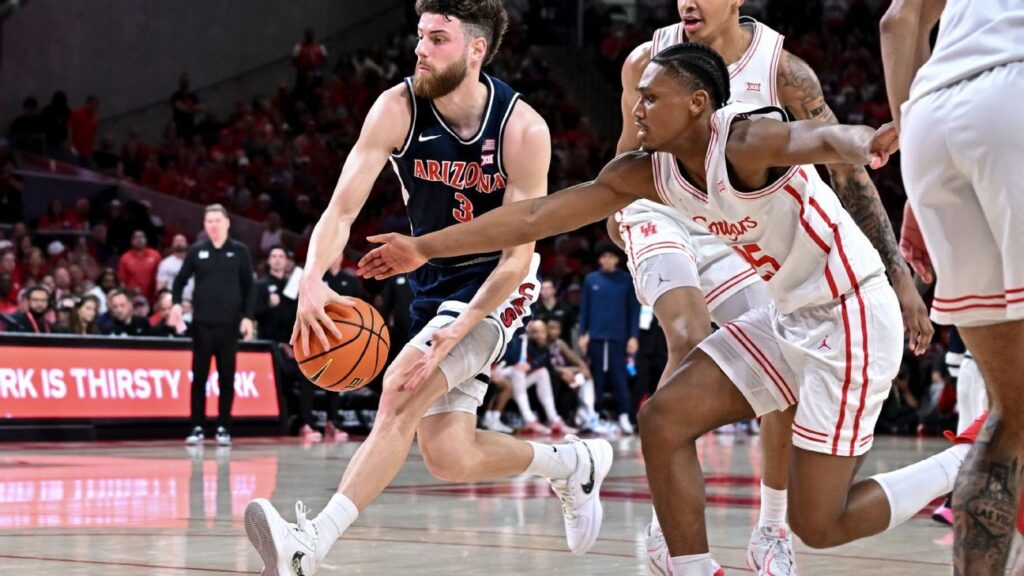 Arizona Wildcats player Anthony Dell'Orso driving to the basket against Houston defence