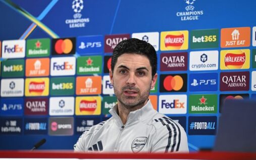 Mikel Arteta looking concerned on the touchline during an Arsenal match