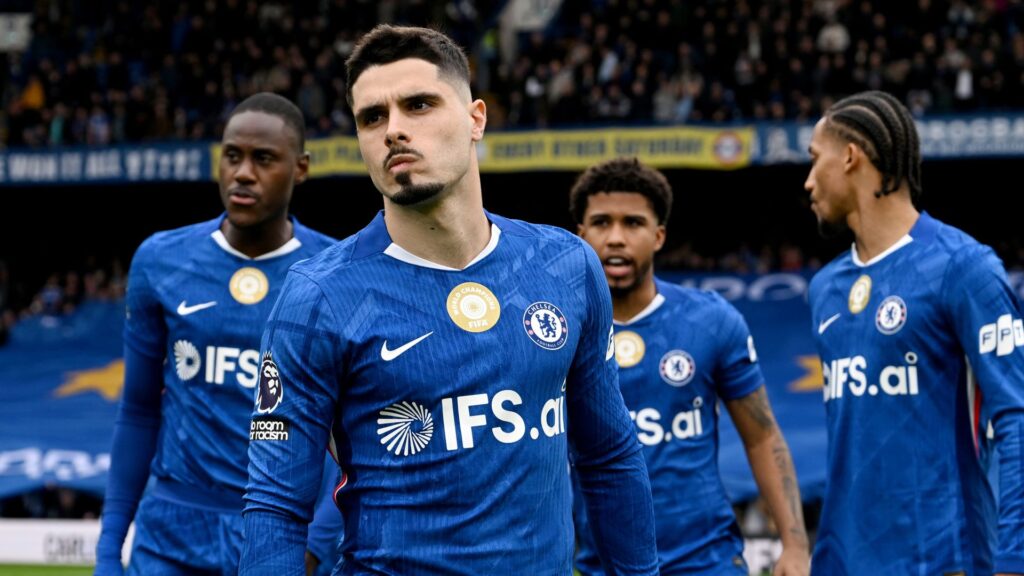 Chelsea manager Liam Rosenior looking concerned on the touchline during a Premier League match