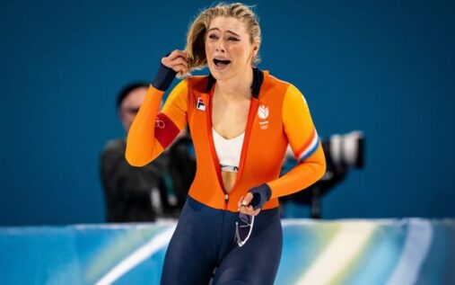 Jutta Leerdam celebrating her gold medal win on the ice at the Winter Olympics