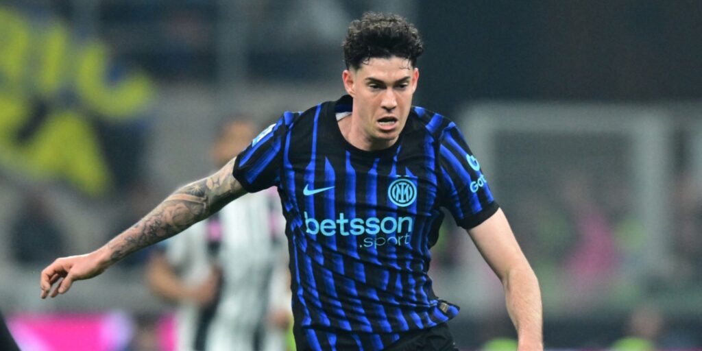 Alessandro Bastoni gesturing to the referee during Inter Milan vs Juventus at the San Siro