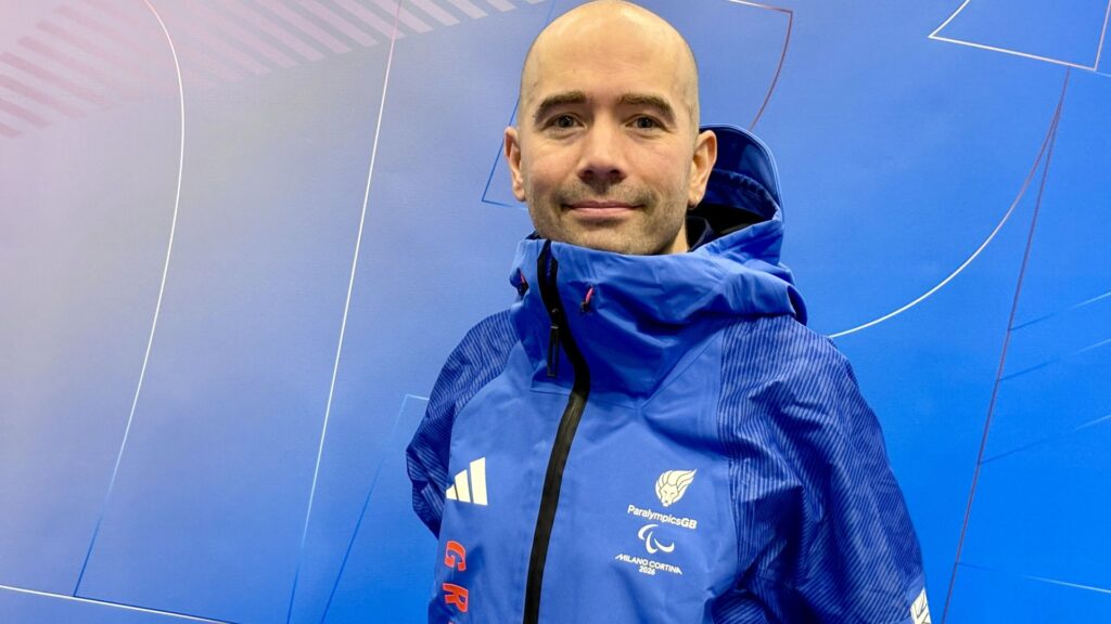 Menna Fitzpatrick skiing down a slope with her guide during a para alpine skiing event