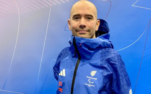 Menna Fitzpatrick skiing down a slope with her guide during a para alpine skiing event