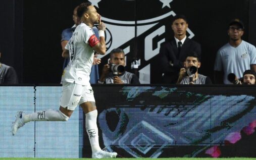 Neymar celebrating a goal for Santos in the Brasileirão 2026 season
