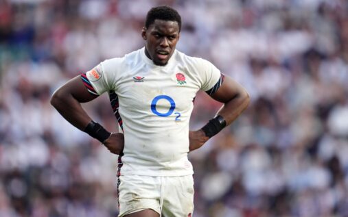 Maro Itoje pointing and giving instructions to teammates during an England rugby training session