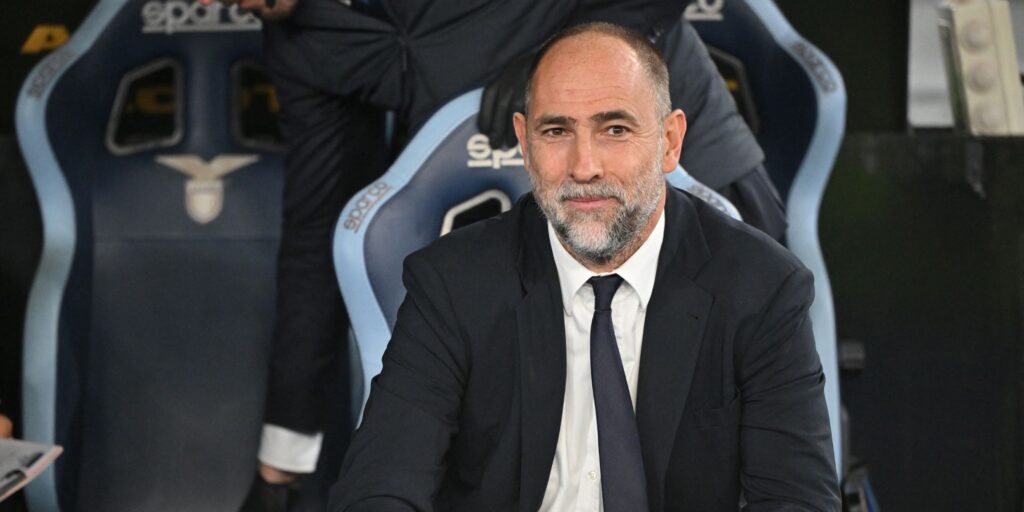 Mauricio Pochettino acknowledging the crowd during his previous tenure as Tottenham Hotspur manager