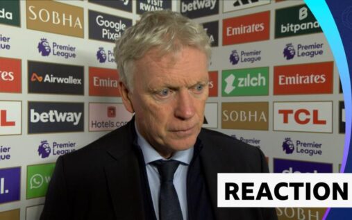 Everton manager David Moyes looking dejected on the touchline at the Emirates Stadium