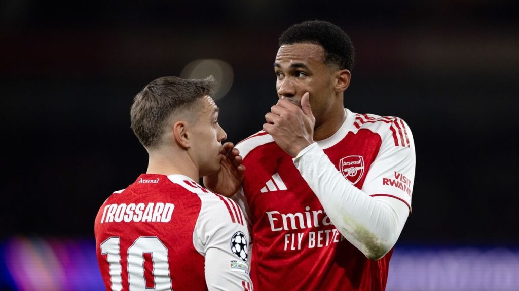 Arsenal manager Mikel Arteta looking concerned on the touchline