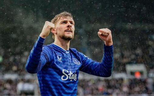 Everton manager David Moyes instructing his players from the touchline during a Premier League away match