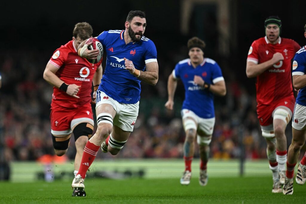 France rugby players grouping together for a team huddle during a Six Nations match