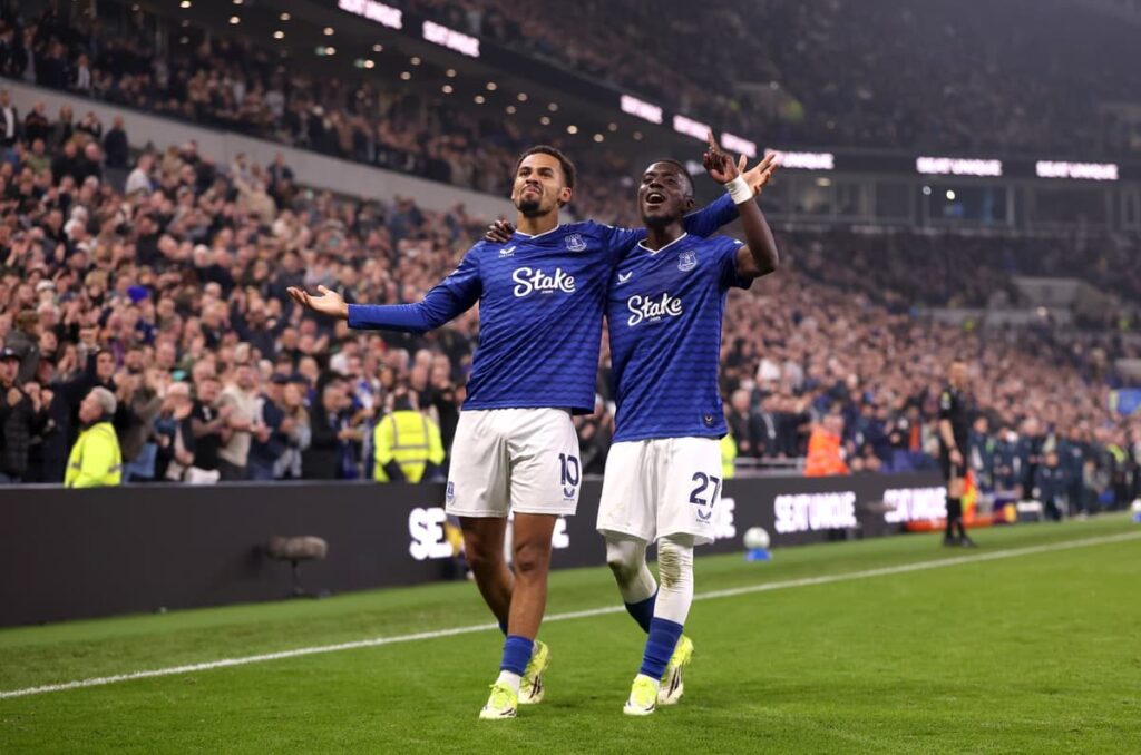 Iliman Ndiaye celebrating a goal for Everton by holding up two fingers to signify Senegal's Afcon titles