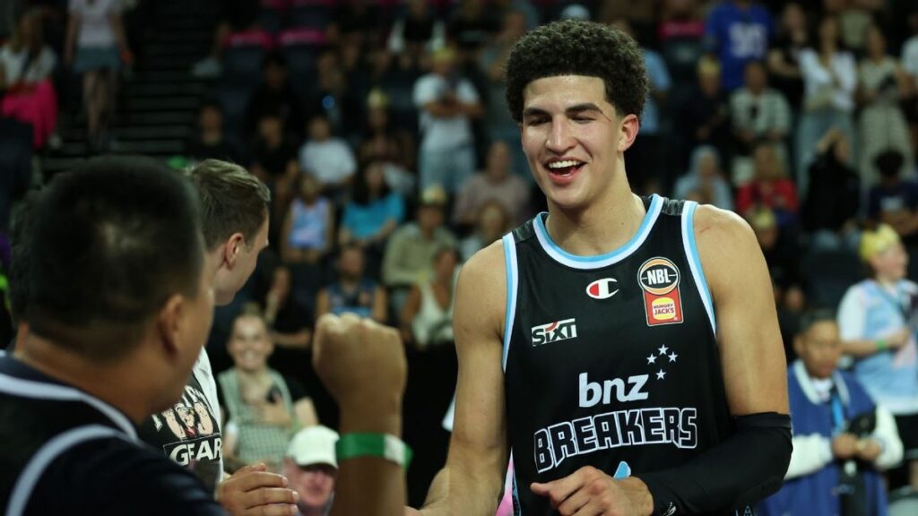 Karim Lopez playing basketball for the New Zealand Breakers in the NBL