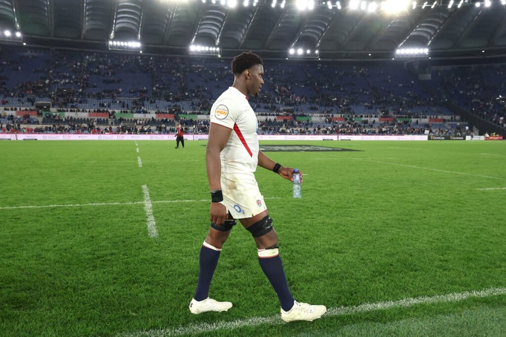 Maro Itoje shouting instructions at Fin Smith during England's Six Nations match against Italy