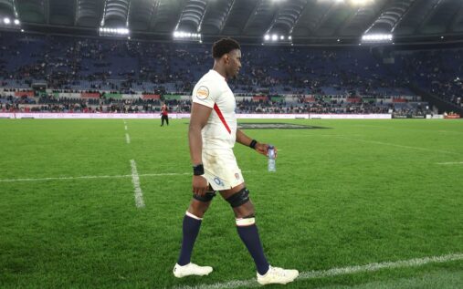 Maro Itoje shouting instructions at Fin Smith during England's Six Nations match against Italy