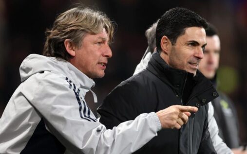 Mikel Arteta and Gabriel Heinze standing together on the touchline during an Arsenal match