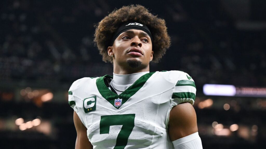 Quarterback Justin Fields preparing to throw a pass for the New York Jets