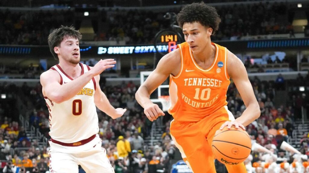 Tennessee forward Jaylen Carey flexing in celebration during the NCAA tournament victory over Iowa State in Chicago