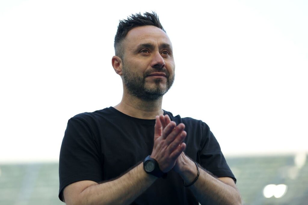 Roberto De Zerbi issuing instructions from the touchline during a match