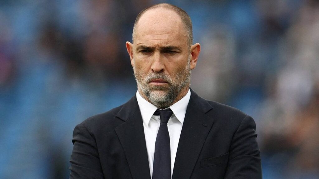 Roberto De Zerbi standing on the touchline during a Premier League match