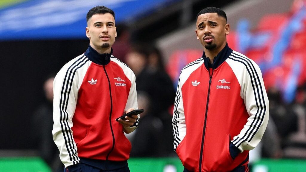 Roberto De Zerbi gesturing on the touchline during a football match