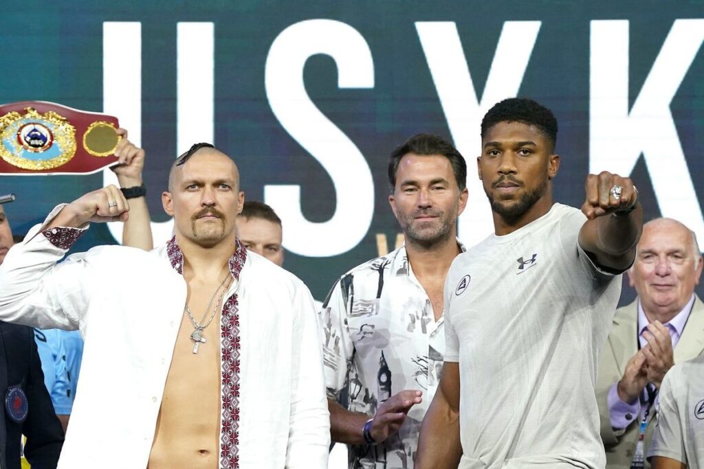 Anthony Joshua and Oleksandr Usyk training together in a boxing gym