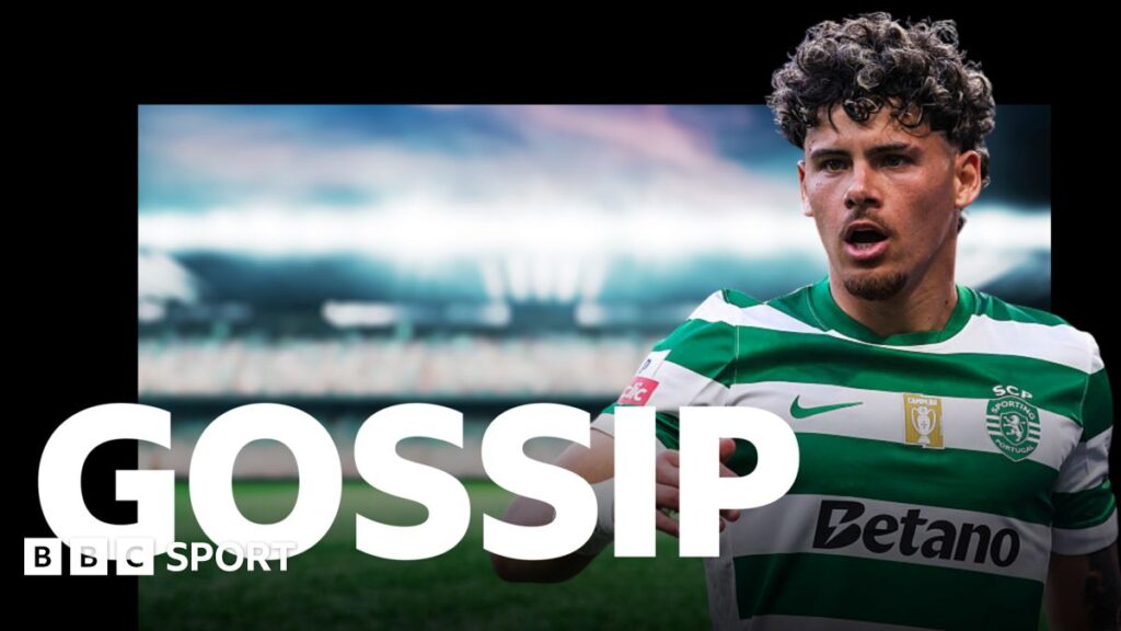 Maxi Araujo playing for Sporting alongside a Manchester United club crest
