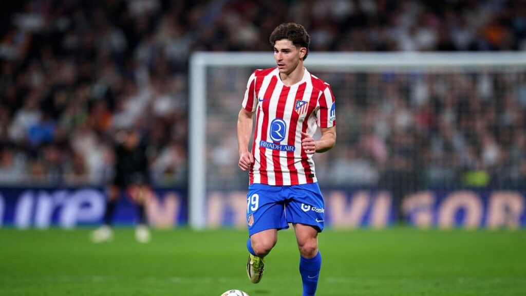 Julian Alvarez playing for Atletico Madrid in a Spanish La Liga fixture