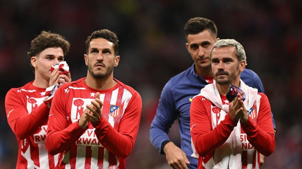 Antoine Griezmann applauding the Atletico Madrid supporters at the Metropolitano Stadium