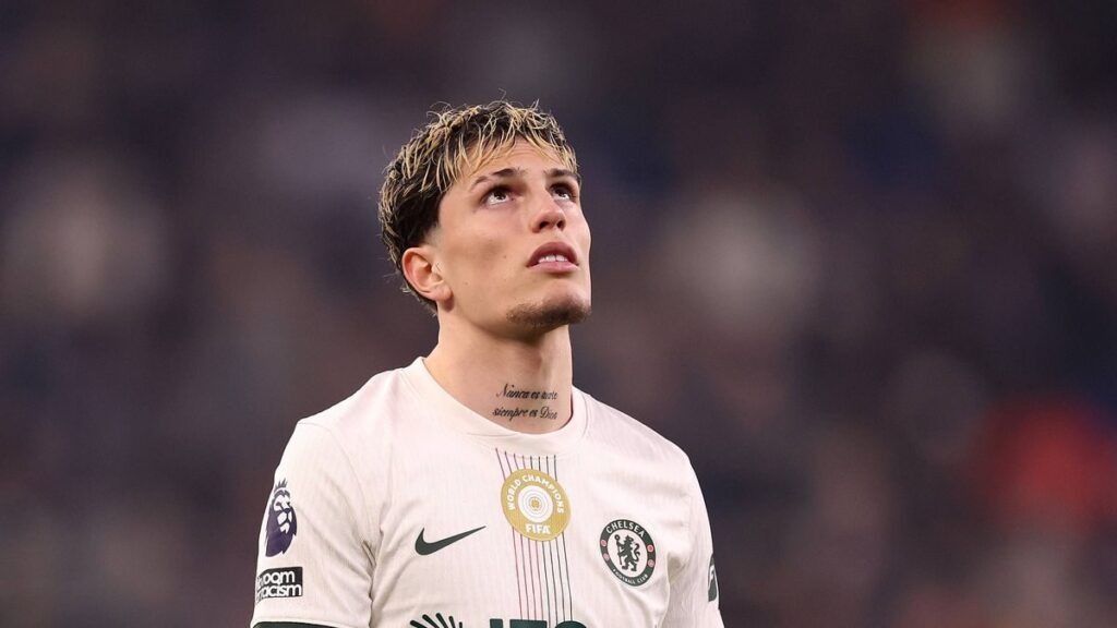 Alejandro Garnacho looking dejected on the pitch playing for Chelsea