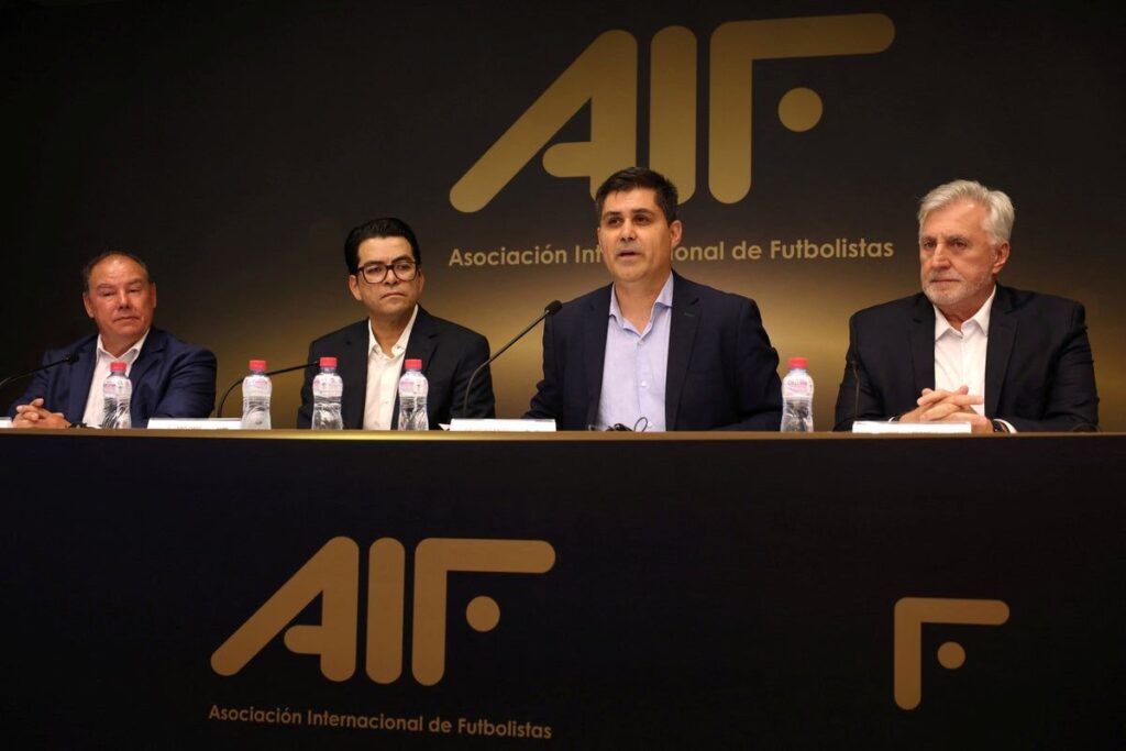 David Aganzo speaking at the launch of the International Association of Footballers in Madrid