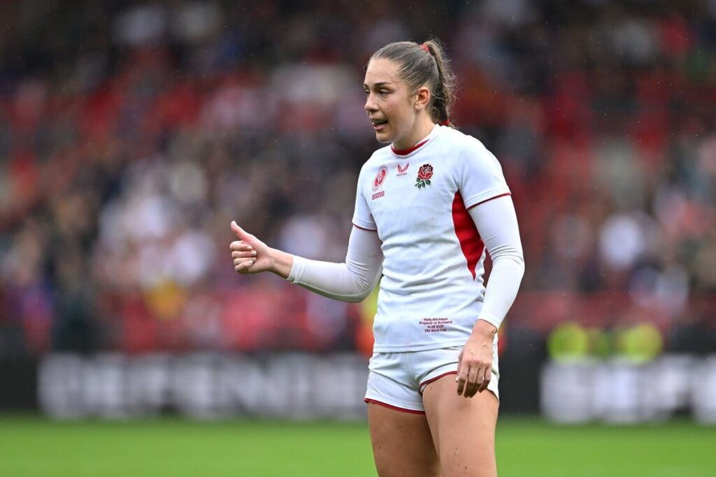 Holly Aitchison passing the ball for England Women's rugby team