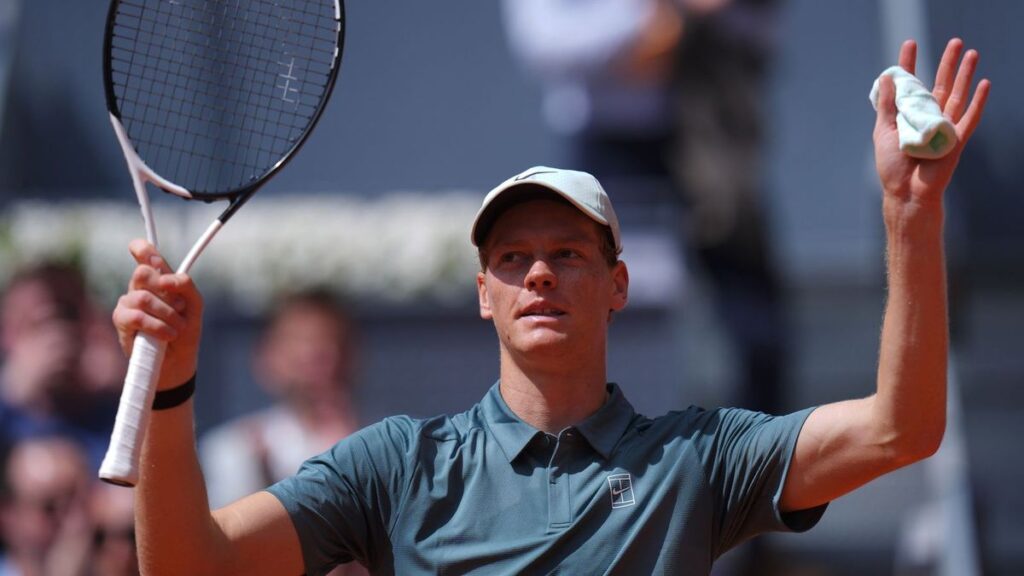 Jannik Sinner hitting a forehand on the clay courts at the Madrid Open