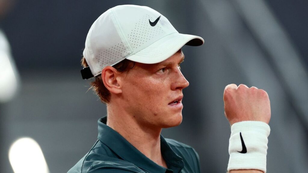 Jannik Sinner hitting a forehand during his Madrid Open quarter-final match against Rafael Jodar