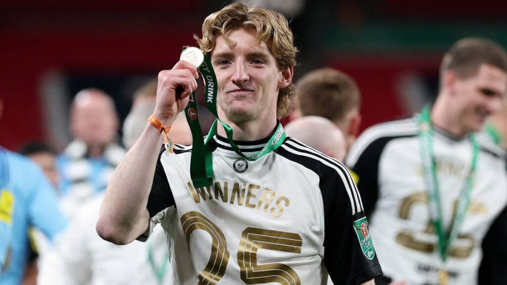 Newcastle United winger Anthony Gordon playing in a Premier League match