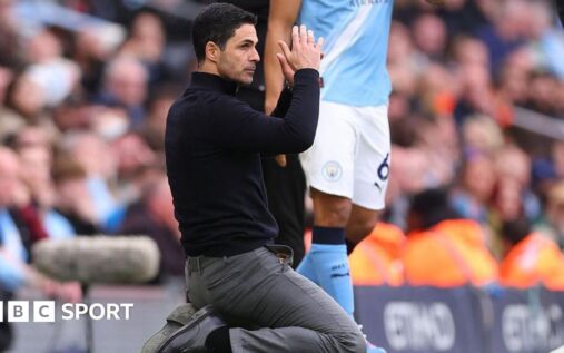 Mikel Arteta kneeling in despair on the touchline during Arsenal's defeat