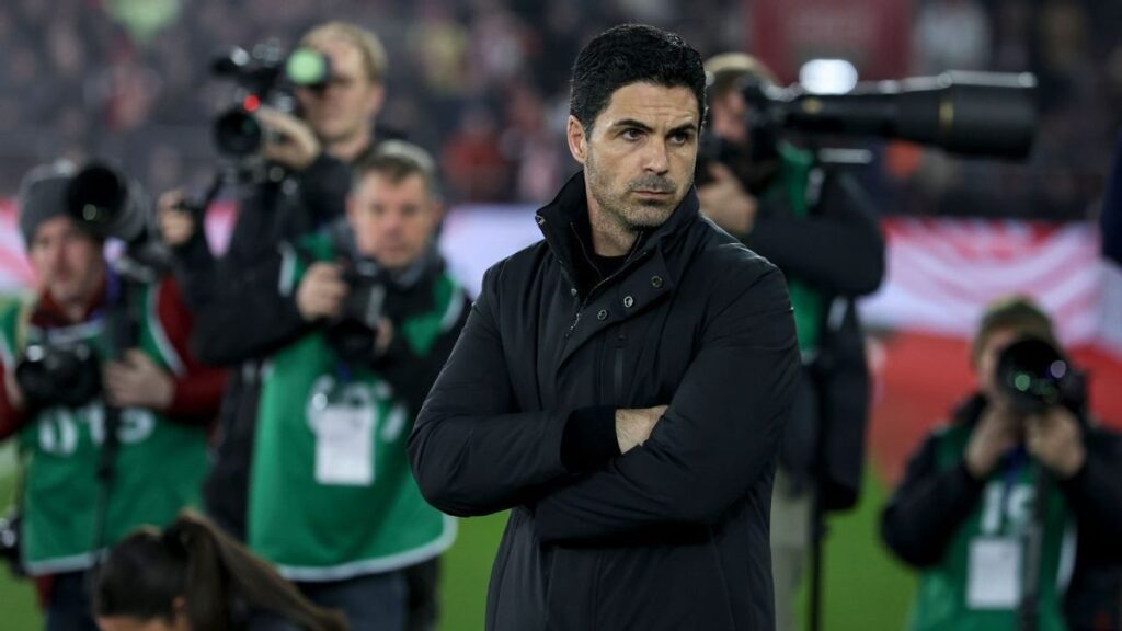 Arsenal manager Mikel Arteta looking concerned on the touchline