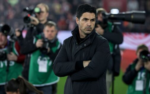 Arsenal manager Mikel Arteta looking concerned on the touchline