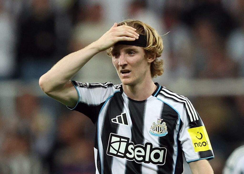 Newcastle United manager Eddie Howe looking concerned on the touchline