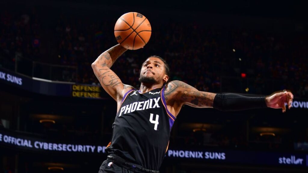 Jalen Green of the Phoenix Suns driving to the basket against the Golden State Warriors