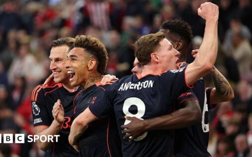 Vitor Pereira directing Nottingham Forest players during a training session