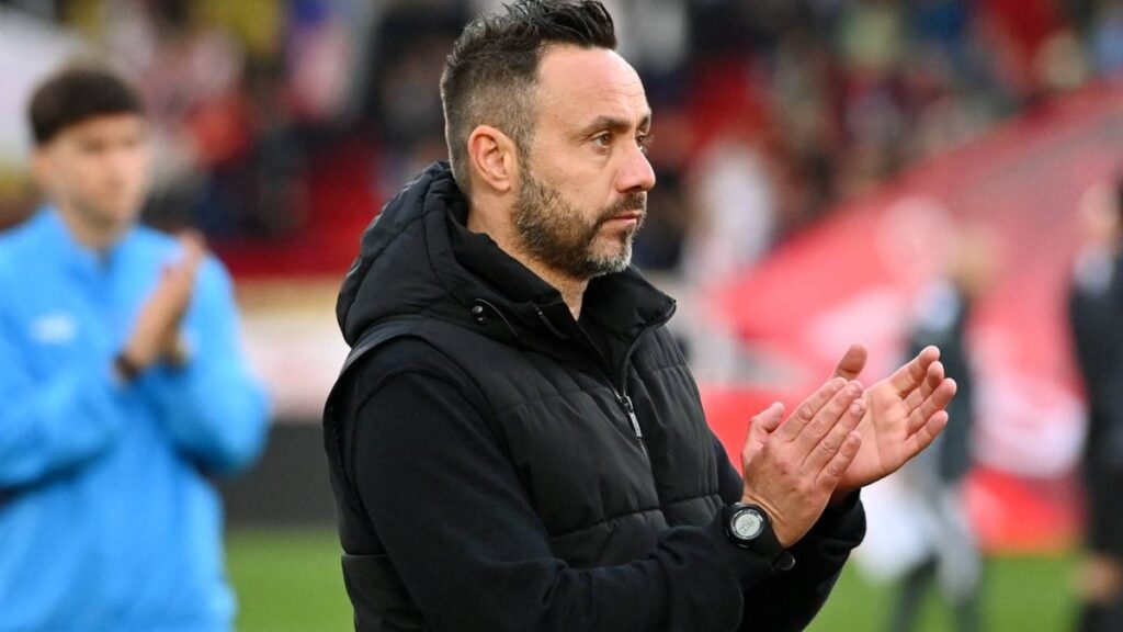River Plate forward Ian Subiabre dribbling the ball during a match