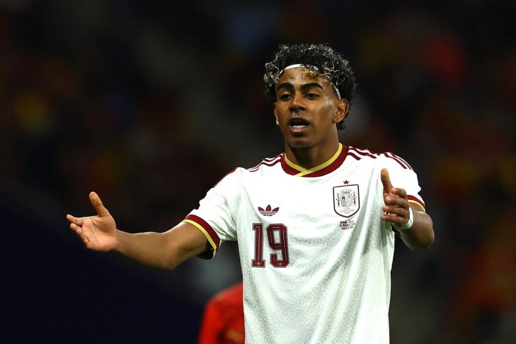 Real Madrid forward Vinicius Jr and Barcelona winger Lamine Yamal on the pitch