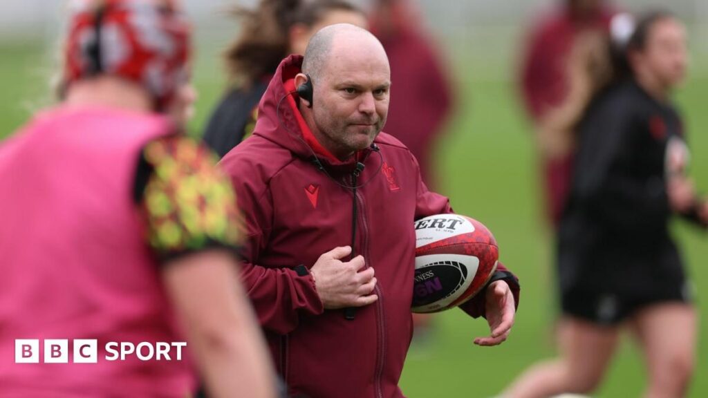 Wales Women's rugby team huddle together on the pitch ahead of a Six Nations match
