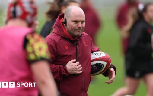 Wales Women's rugby team huddle together on the pitch ahead of a Six Nations match