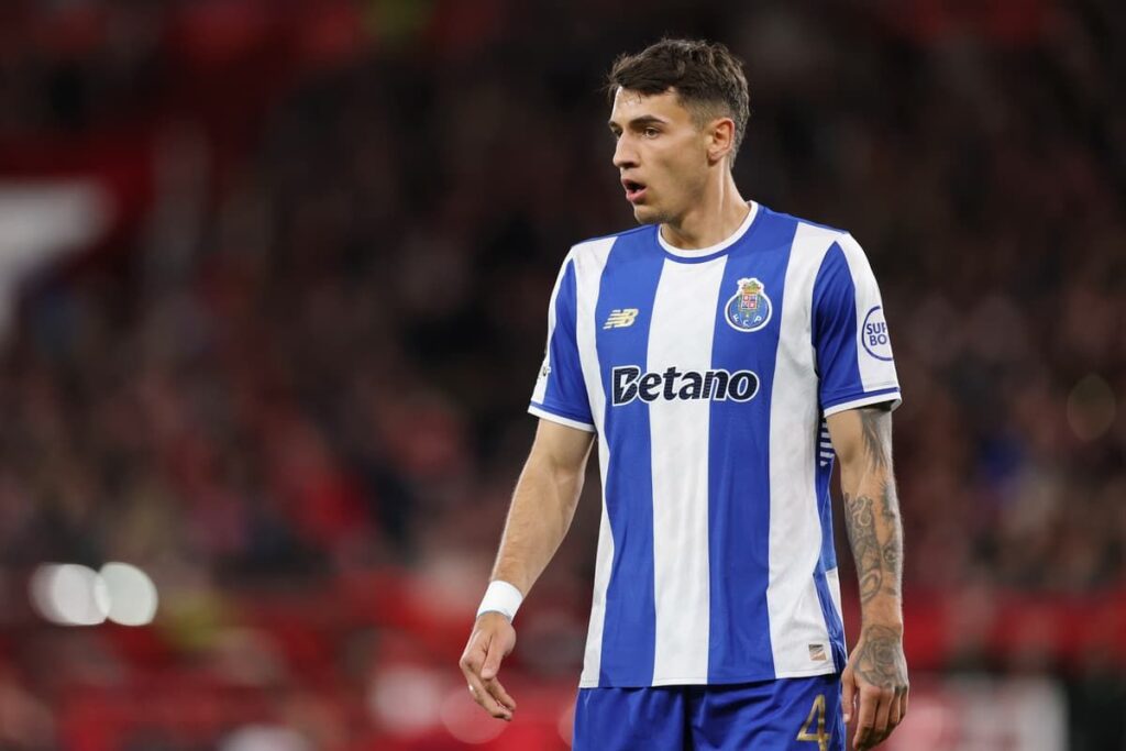 Jakub Kiwior playing in defence for FC Porto