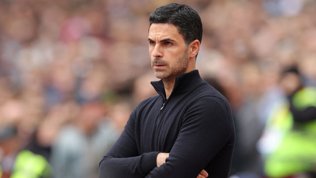 Arsenal manager Mikel Arteta looking concerned on the touchline