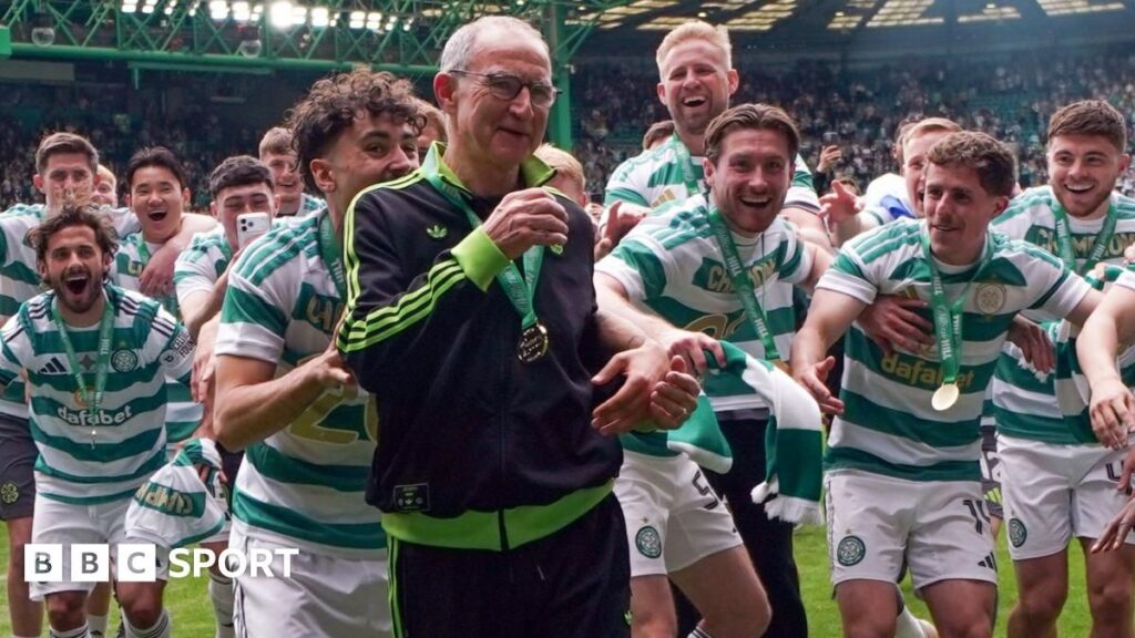 Martin O'Neill celebrating on the touchline as Celtic manager