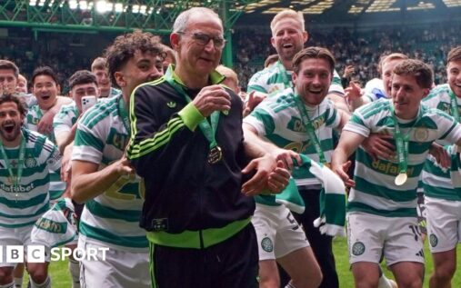 Martin O'Neill celebrating on the touchline as Celtic manager