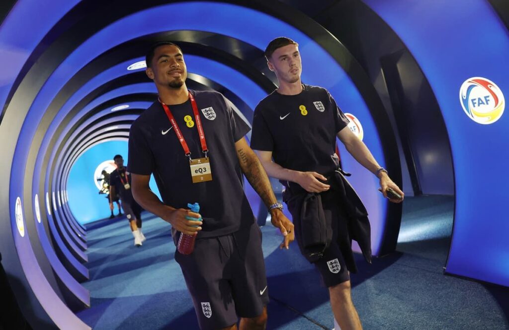 Chelsea teammates Cole Palmer and Levi Colwill looking dejected on the football pitch