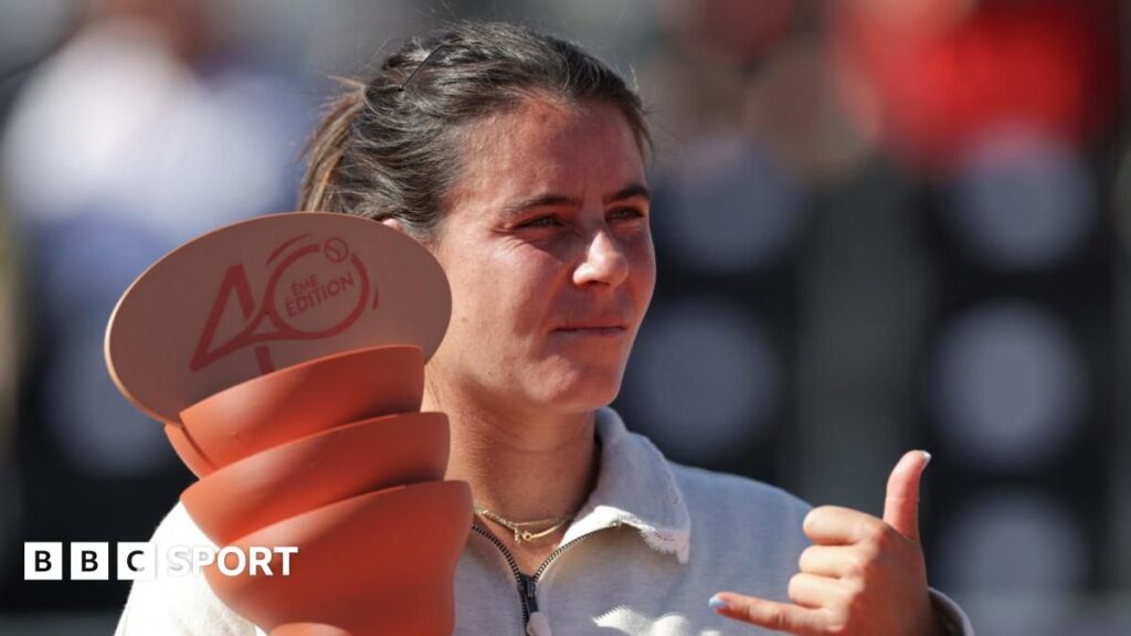 Emma Navarro hitting a forehand on a clay court during the Strasbourg Open